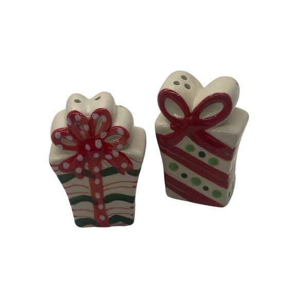 Kirklands Ceramic Wrapped Presents Christmas Gift Salt Pepper Shaker Set NIB - Picture 5 of 8